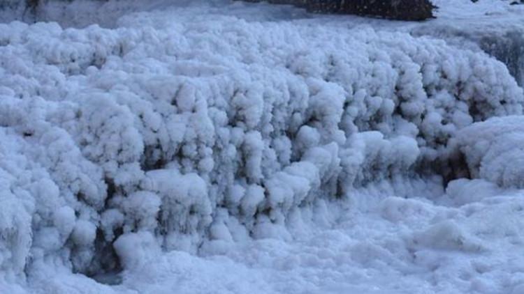 Kars'taki eski HES baraj gölü yüzeyi dondu