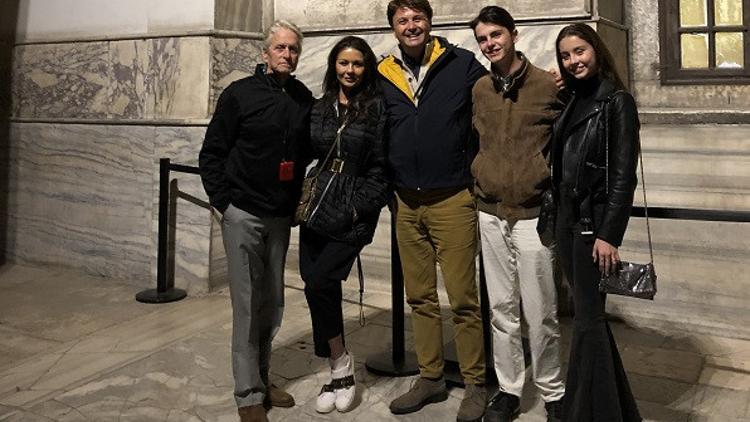 En rahat ettikleri yer Balat’tı! Michael Douglas, Catherine Zeta-Jones ve çocuklarıyla İstanbul turu...