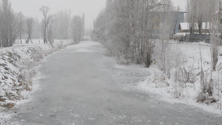 Muş’ta Karasu Nehri dondu