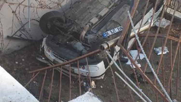 Otomobil apartman bahçesine düştü; anne ve oğlu yaralandı