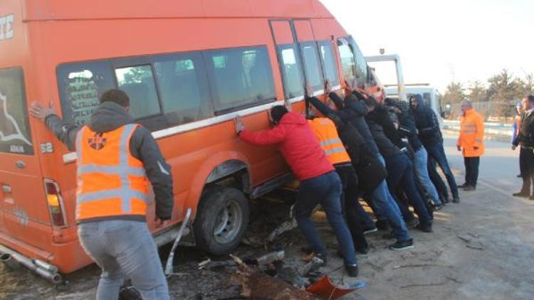 Yolcu minibüsü direğe ve ağaçlara çarptı: 11 yaralı