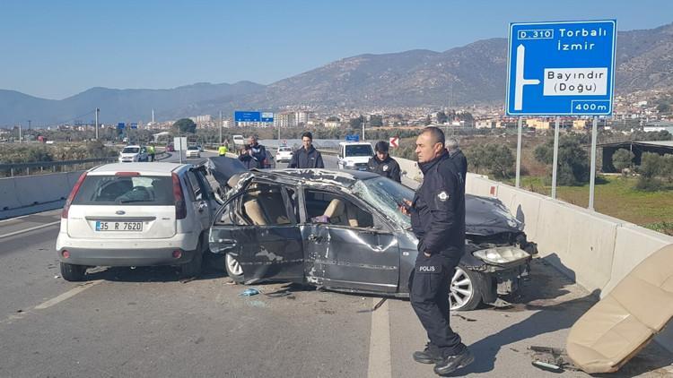 Tire'de otomobiller çarpıştı: 8 yaralı