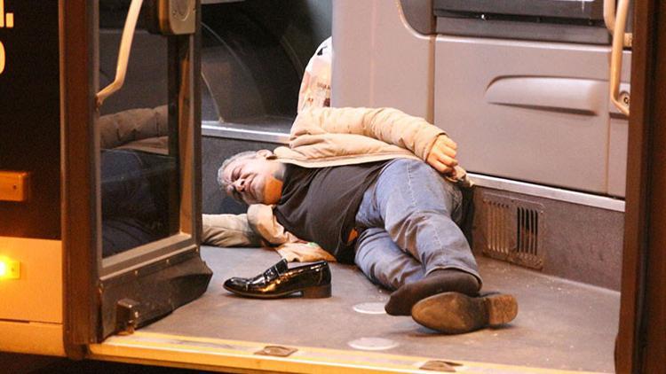 Mecidiyeköy'de metrobüs yolunda motosiklet kazası! Yaralılar var