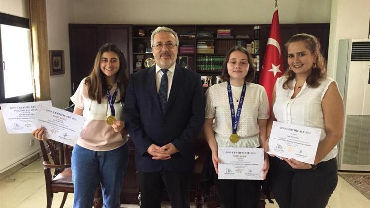 Endonezya'da Türk öğrencilere uluslararası bilim yarışmasında 2 altın madalya