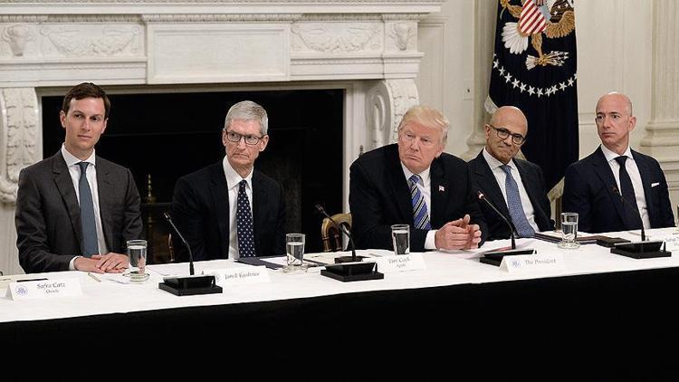 Apple CEO'su Cook: Küresel kurumsal vergi sisteminde değişimler gerekiyor