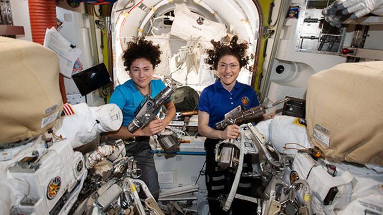 NASA'nın kadın astronotları istasyonun batarya değiştirme işinde sona yaklaştı