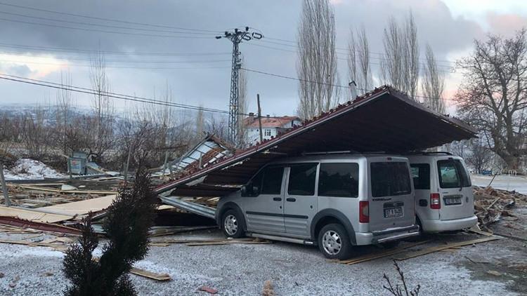 Karaman'da şiddetli rüzgar çatıları uçurdu; 2 araç hasar gördü