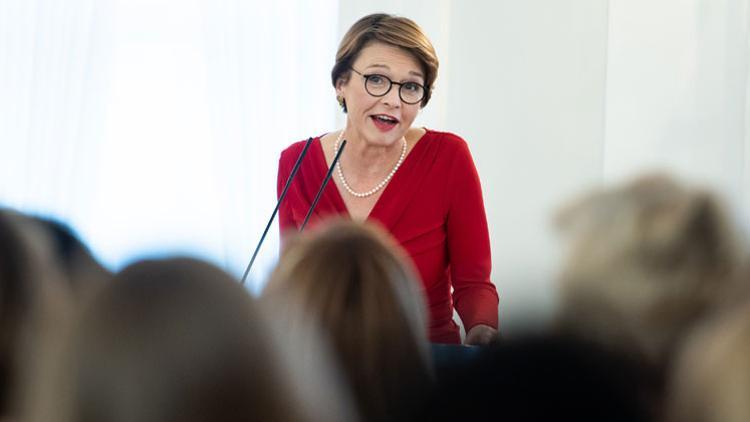 Almanya’nın First Lady’si para kazanıyor mu?