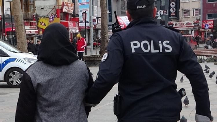 Yaşlı annesinin cüzdanını çaldığını öne sürdüğü kadını yakaladı