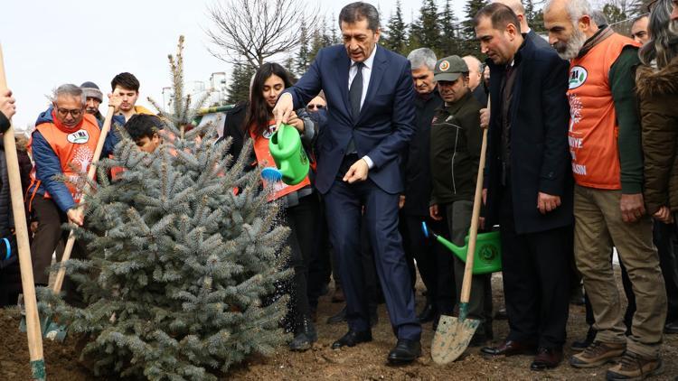 Bakan Selçuk öğrencilerle ‘Toprak Dede’ anısına fidan dikti
