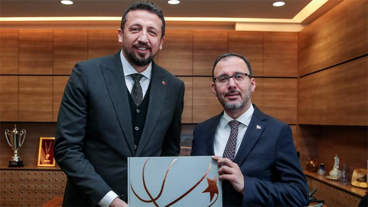 Bakan Kasapoğlu, TBF Başkanı Hidayet Türkoğlu'nu ziyaret etti