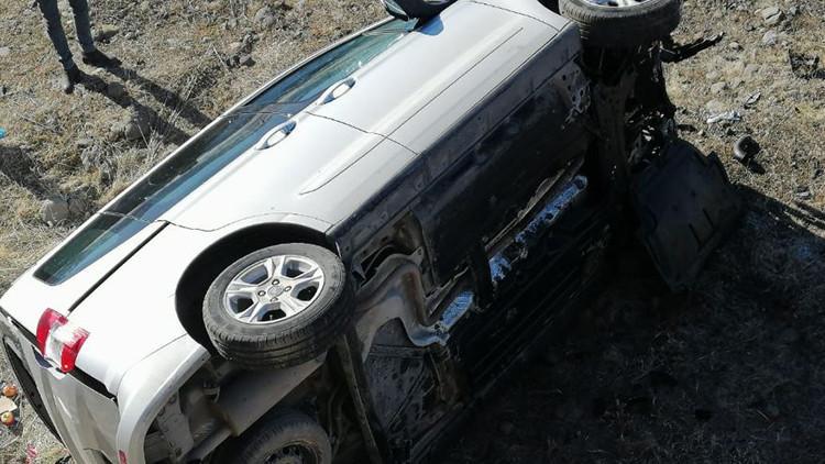 Bingöl'de hafif ticari araç şarampole devrildi: 4 yaralı