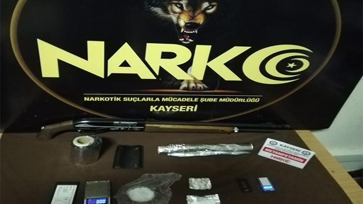 Uyuşturucu ticareti yapan 2 kişi gözaltına alındı