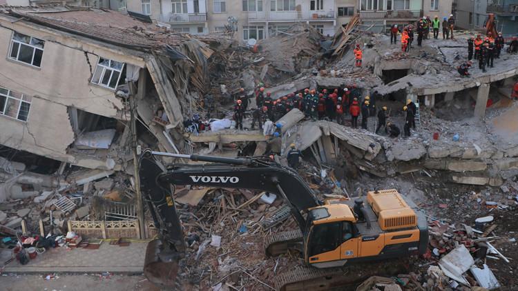 Sürsürü Mahallesi'ndeki enkazda 9 kişiye ulaşma çalışmaları sürüyor