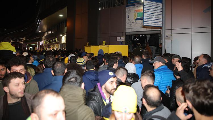 Fenerbahçe-Başakşehir maçında turnike krizi! Taraftarlar giremedi