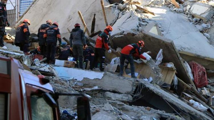 Elazığ'da Mustafa Paşa Mahallesi'ndeki enkazda bir kadın aranıyor