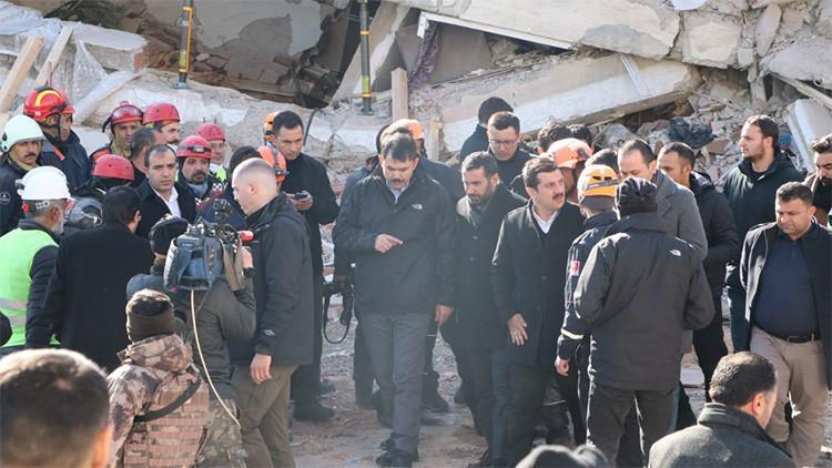 Yan yatan bina Bakan Kurum yanından geçtiği sırada sallandı