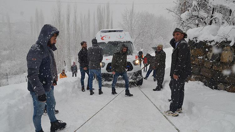 Hasta kurtarmaya giden ambulans kara saplandı
