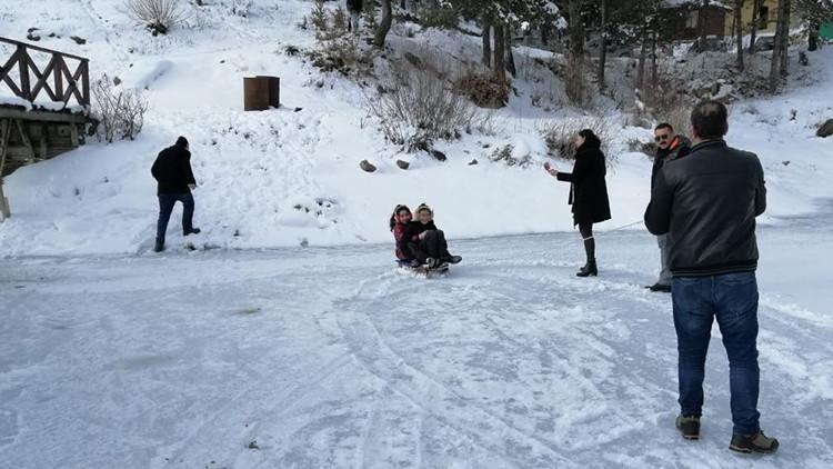Karabük'te gölet buz tuttu