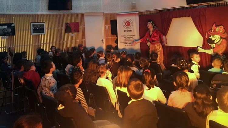 Brüksel’de depremin gölgesinde Hacivat ve Karagöz oyunu