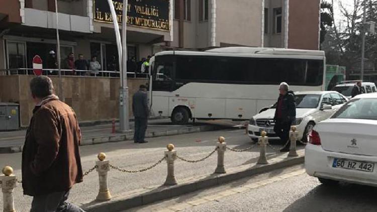 Freni boşalan midibüs, emniyet binasına çarpmak üzereyken durdu