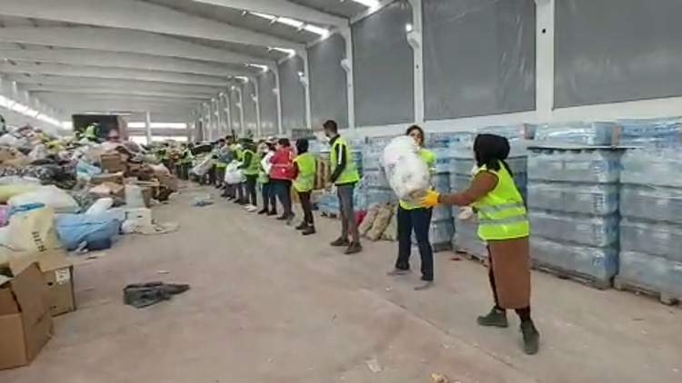 Deprem bölgesine gelen gönüllülerden 'yardım zinciri'