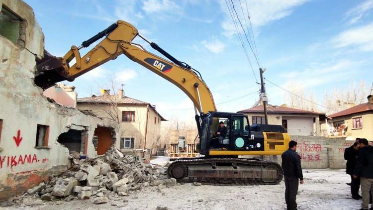Erciş'te, 132 metruk bina yıkıldı