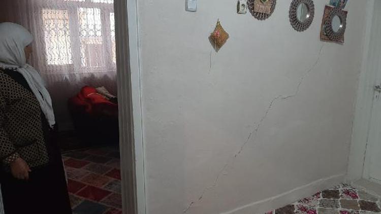 Diyarbakır'da 30 binada hasar tespit edildi, 2 katlı bina boşaltıldı