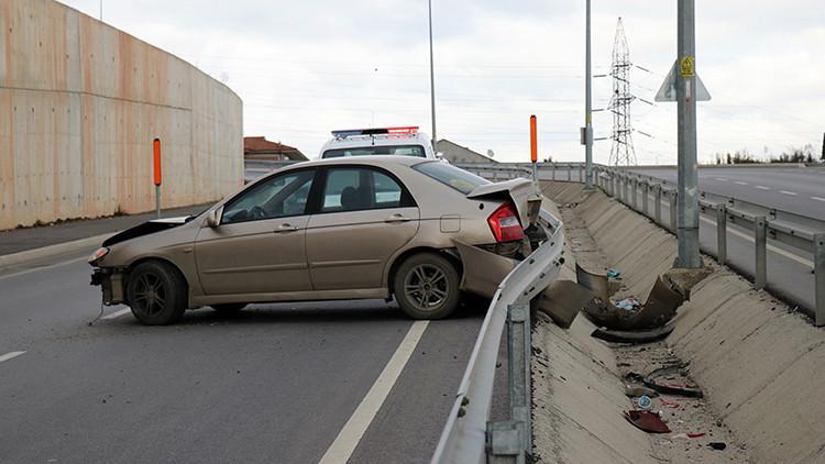 Yeni kampüs yolunda kontrolden çıkan araç bariyerlere çarparak durabildi