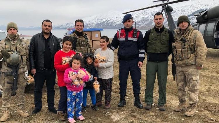 Deprem sonrası halk jandarmayı bağrına bastı