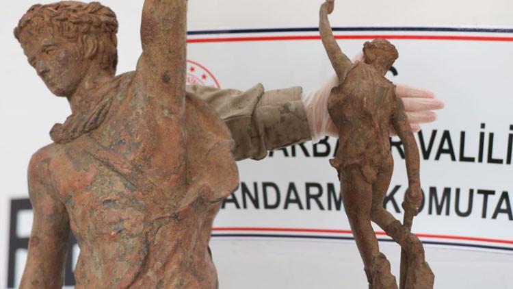 Savaşçı figürlü heykel operasyonu! Çok sayıda gözaltı var...