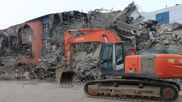 Depremde ağır hasar gören okullar yıkılıyor