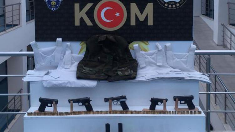 Baskın yapılan evde, ruhsatsız tabanca ve çelik yelekler bulundu