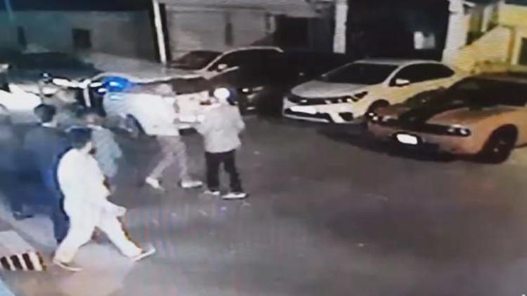 Beylikdüzü'nde gece kulübü önündeki silahlı kavga kamerada