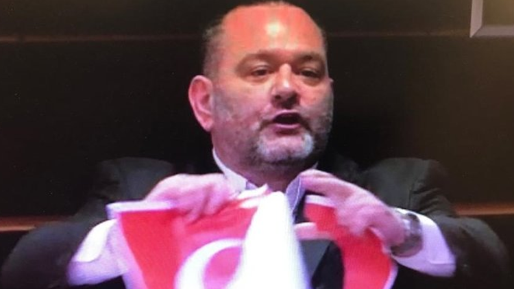Son dakika haberler: AP'de Yunan milletvekilinden skandal! Türk Bayrağı'nı yırttı