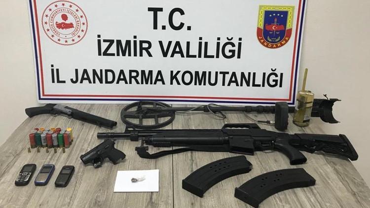 Kemalpaşa'da 2'si cezaevi firarisi aranan 3 kişi, yakalandı