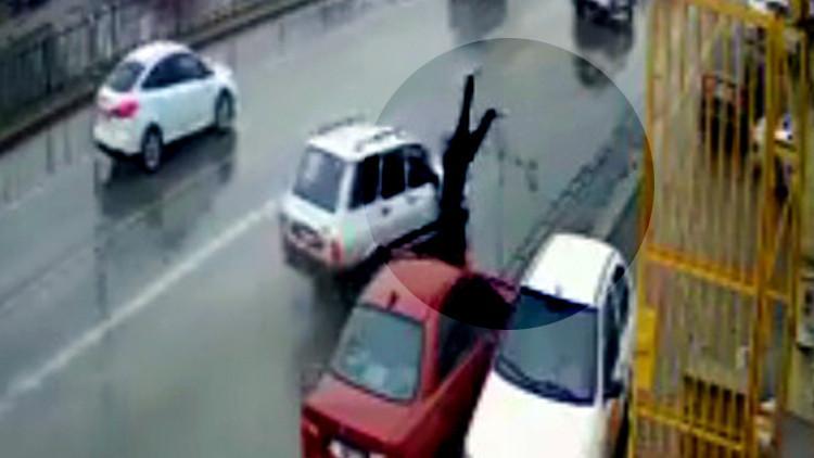 Otomobilin çarpmasıyla havaya fırladı