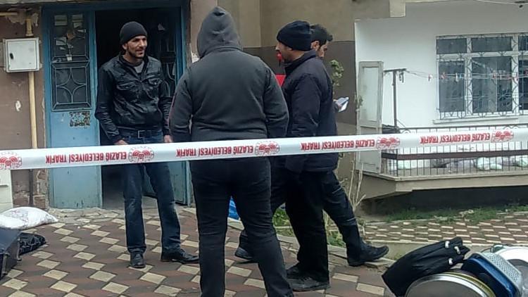 Elazığ'da zabıta ekipleri, hasarlı binaları mühürlüyor