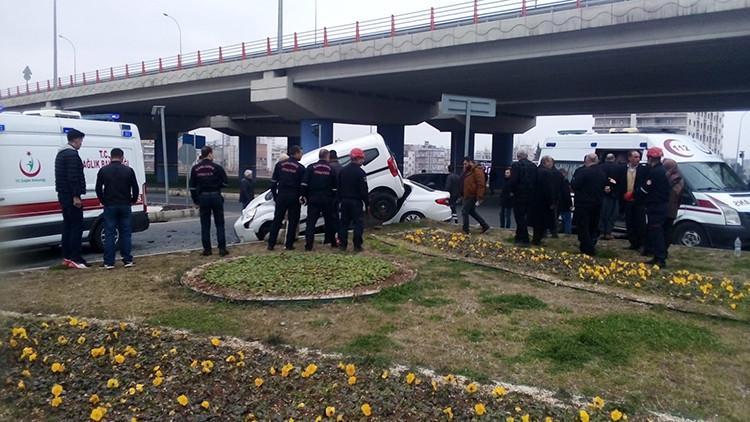 Otomobil ile hafif ticari araç çarpıştı: 6 yaralı