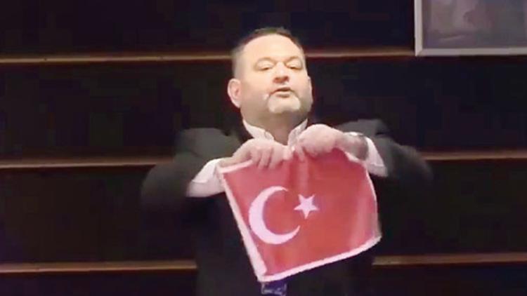 Bak şu ırkçıya