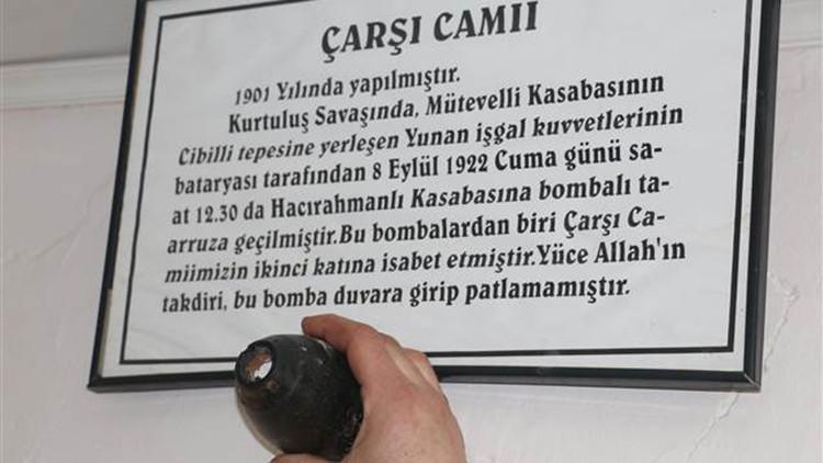 Cami duvarına isabet edip patlamayan top mermisi korunuyor