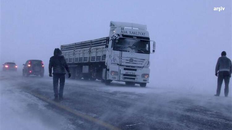 Dikkat! Ardahan-Şavşat kara yolu kar nedeniyle ağır tonajlı araçların geçişine kapatıldı