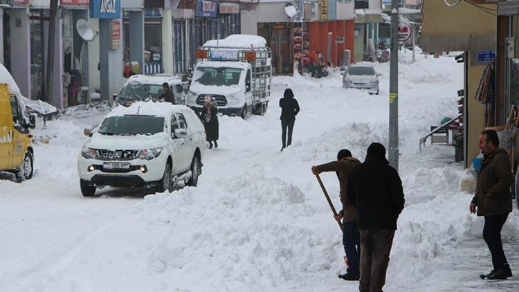 Bingöl'de karda mahsur kalanlar kurtarıldı