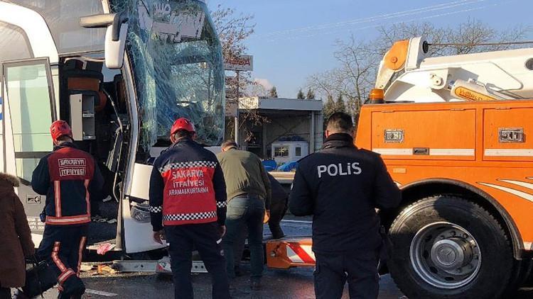 Irak plakalı yolcu otobüsü, TIR'a çarptı: 6 yaralı