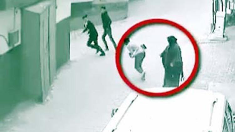 Kapkaç şüphelileri, kameradan yakalandı