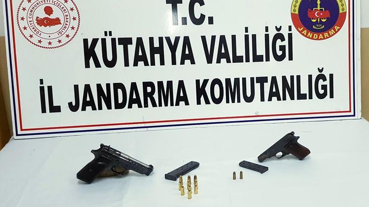 Otomobilinde ruhsatsız 2 tabanca ile yakalanıp, gözaltına alındı