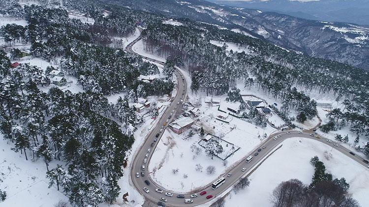 Tatilin son günü akın ettiler! 25 km'lik araç kuyruğu...