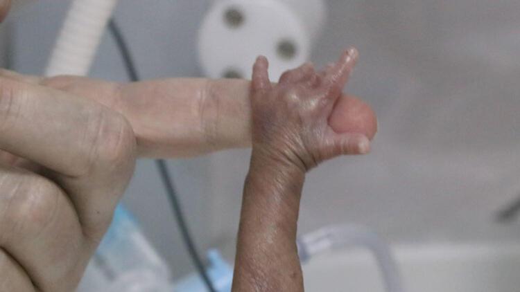 16 yıl önce bebeğini kaybetti... Şimdi parmak bebeklere gönüllü annelik yapıyor