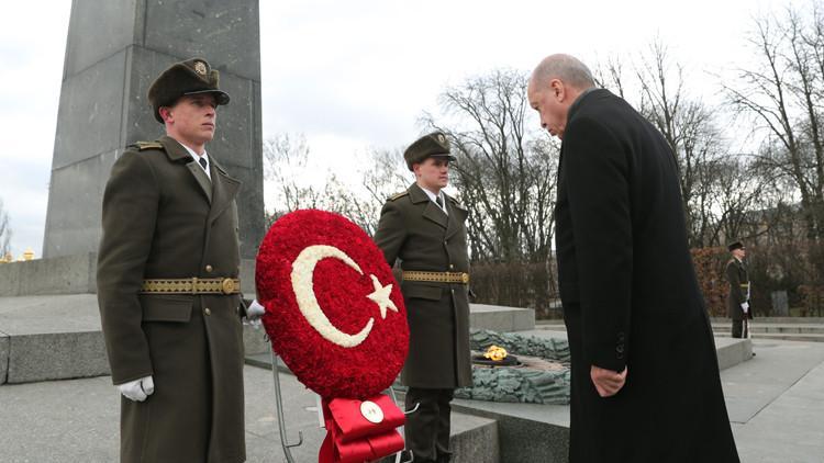 Cumhurbaşkanı Erdoğan, Ukrayna’da Meçhul Asker Anıtı'nı ziyaret etti