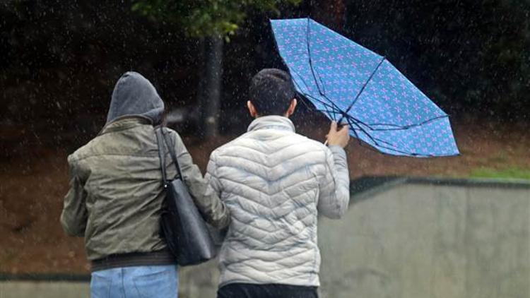Antalya'da şiddetli rüzgar ve sağanak etkili oluyor